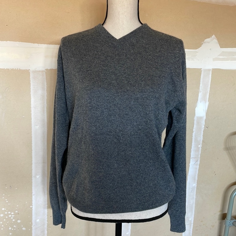 PATRICK CLARK 100% CASHMERE gray sweater size small.